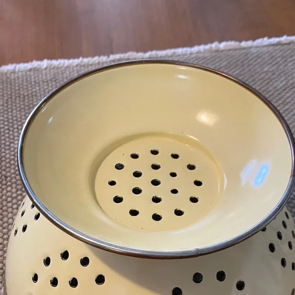 Pfaltzgraff Yellow Enamel Colander with Brown Floral Trim - Picture 6 of 8